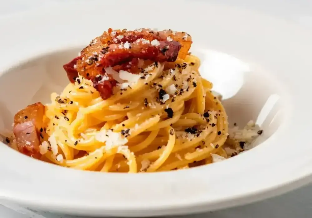 Spaghetti carbonara bez śmietany. Prosty przepis dla 2 osób