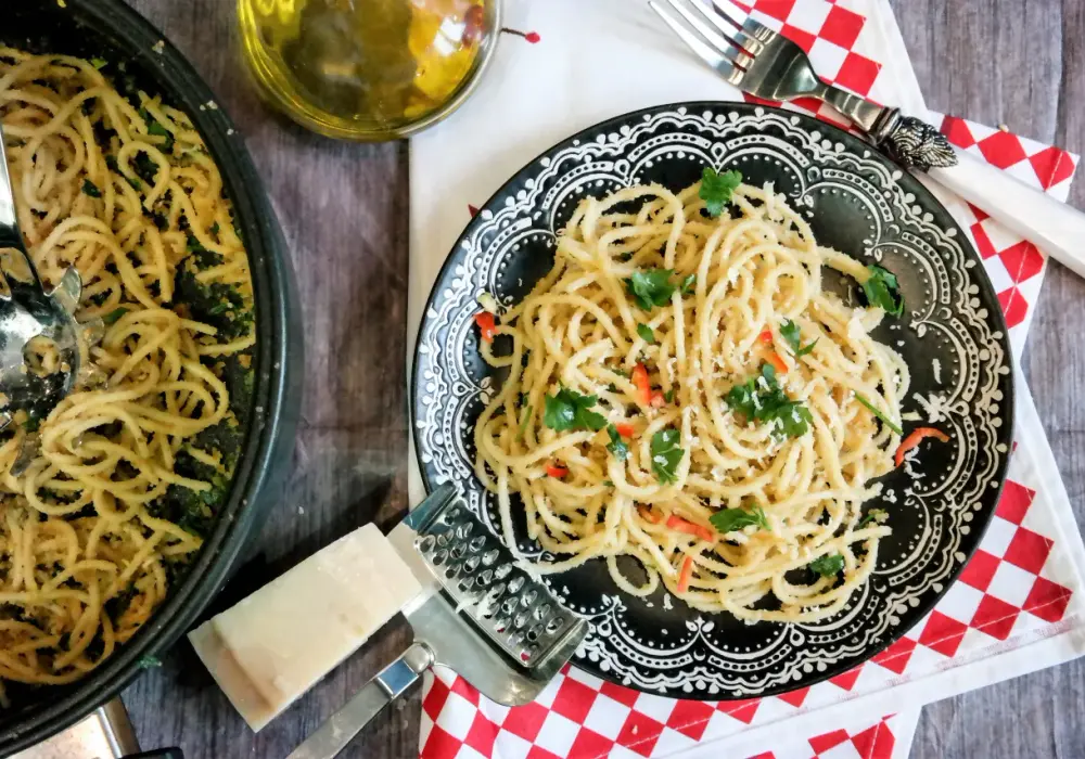 Pyszne spaghetti z boczkiem, chili i czosnkiem w 20 minut