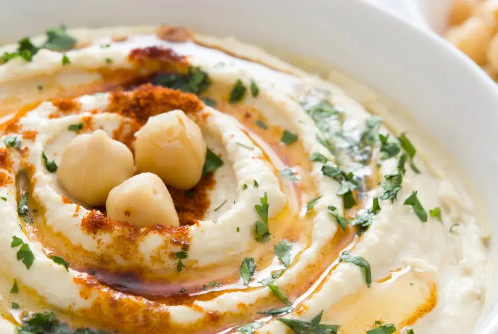 Hummus z ciecierzycy - jak uzyskać idealnie gładką pastę