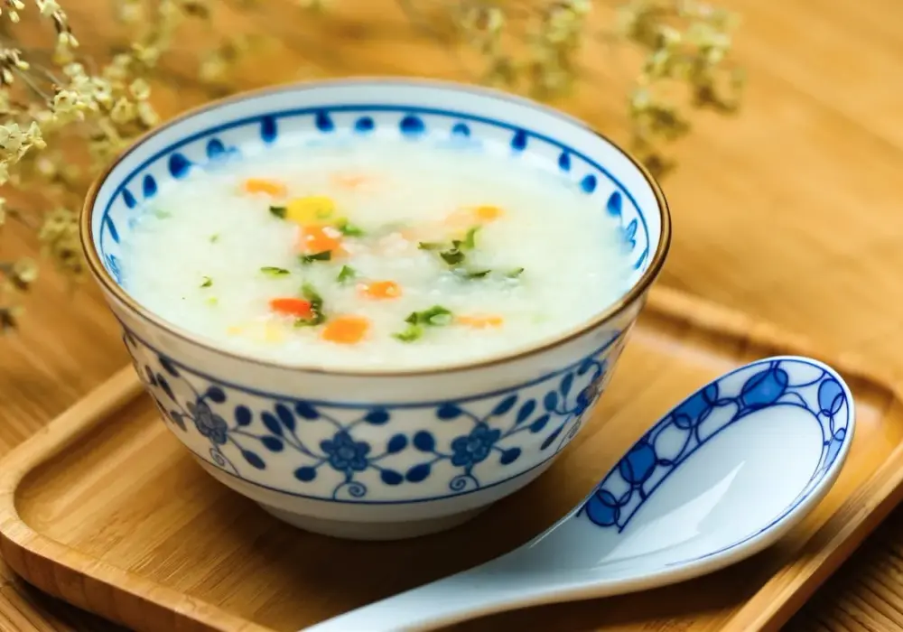 Congee, czyli azjatycki kleik ryżowy. Przepis i dodatki
