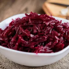 Miseczka z buraczkami na zimno, idealna na letnie dni. Aromatyczne, lekko słodkie, gotowe do podania.
