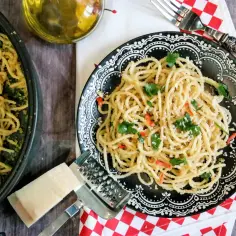 Pyszne spaghetti z boczkiem, chili i czosnkiem w 20 minut