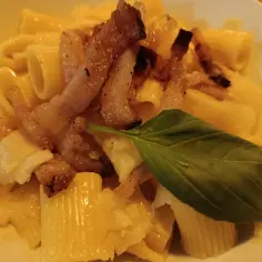 Makaron z chrupiącym guanciale, co to jest? To boczek wieprzowy, który nadaje daniu wyjątkowy smak.