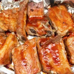 Pyszne żeberka duszone w sosie BBQ, gotowe do podania. Idealny przepis na obiad!