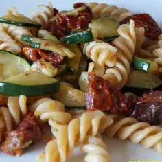 Fusilli z cukinią i suszonymi pomidorami, danie pełne słońca i smaku.