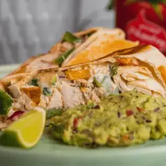 Roladka z kurczakiem i warzywami, podana z guacamole i ćwiartką limonki. Idealny sos do tortilli!