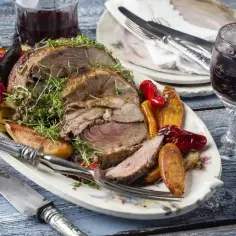 Pyszna pieczona jagnięcina z warzywami, idealna na niedzielny obiad. Ten przepis na jagnięcinę zachwyci każdego!