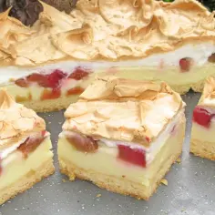 Pyszne i łatwe ciasto z budyniem i rabarbarem, z chrupiącym spodem i pianką bezową. Idealne na letnie popołudnie.