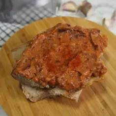 Pyszna pasta z czerwonej fasoli na chlebie, posypana papryką. Idealna na szybką przekąskę.