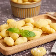 Pyszne domowe gnocchi, idealne do sosu pomidorowego lub pesto. Oto prosty gnocchi przepis z czym podawać.