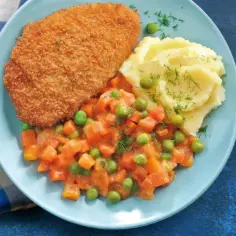 Chrupiący kotlet z ziemniakami i warzywami w sosie. Idealny, dobry szybki obiad na niedzielę.