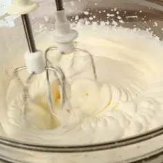 Ubity krem śmietankowy do tortu bez mascarpone, przygotowywany mikserem w szklanej misie. Idealna konsystencja dla każdego ciasta.