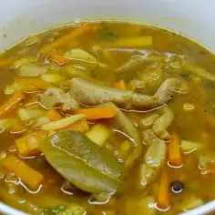 Pyszny przepis na flaczki z boczniaków na rosole. Aromatyczna zupa z warzywami i grzybami.