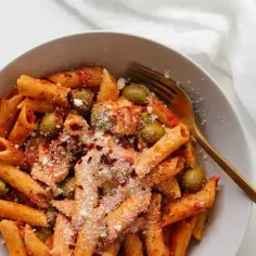 Penne z sosem pomidorowym, oliwkami i startą mozzarellą, posypane płatkami chili. Idealne danie makaronowe.