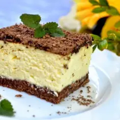 Pyszny, prosty sernik z serka mascarpone, udekorowany startą czekoladą i listkami mięty. Idealny na deser.