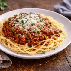 Pyszne spaghetti bolognese, idealne na obiad. Ten przepis na spaghetti jest prosty i szybki.