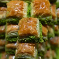 Słodka, chrupiąca baklava, co to za przysmak! Warstwy ciasta filo, orzechów i syropu. Idealna na deser.