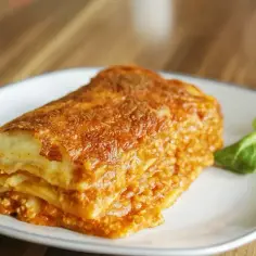 Pyszna, zapieczona lasagne z mięsem mielonym, idealna na prosty obiad. Warstwy makaronu, sosu i sera kuszą apetycznym wyglądem.