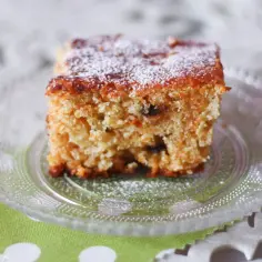 Wilgotne ciasto marchewkowe, posypane cukrem pudrem, idealne na prosty przepis na ciasto marchewkowe.