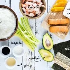 Składniki do sushi: ryż, krewetki, łosoś, awokado, mango, ogórek, serek śmietankowy, nori, sos sojowy, ocet ryżowy i tempura.