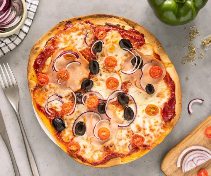 Jak długo piec gotowy spód do pizzy, by uniknąć zakalca?