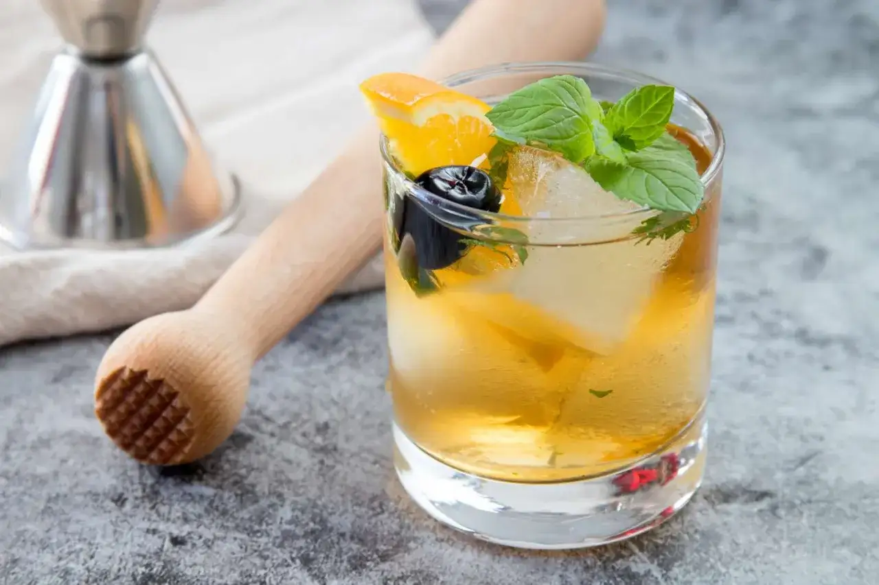 Orzeźwiający drink z pomarańczą, wiśnią i miętą, idealny na letnie popołudnie. Ten chantre wygląda wyśmienicie!