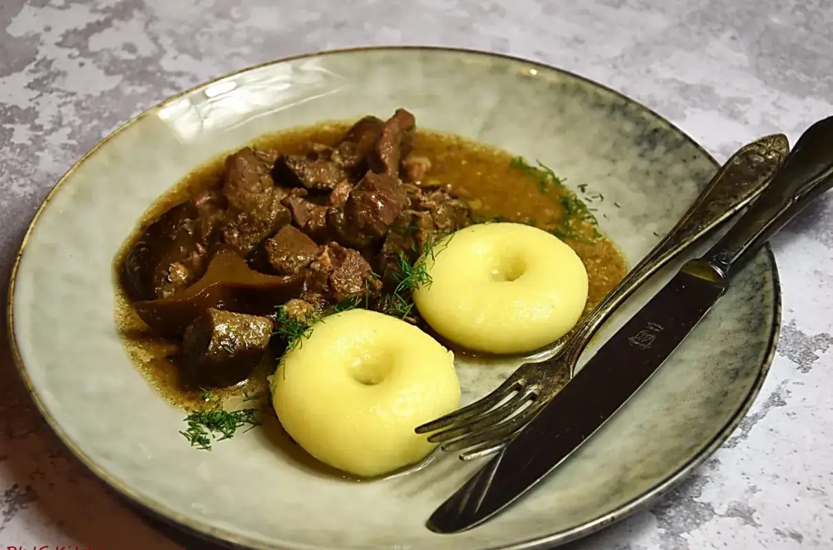 Gulasz z dzika po myśliwsku z kluskami śląskimi i koperkiem. Aromatyczne danie, które przeniesie Cię wprost do leśnej chaty.