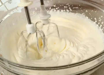 Ubity krem śmietankowy do tortu bez mascarpone, przygotowywany mikserem w szklanej misie. Idealna konsystencja dla każdego ciasta.