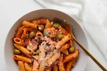 Penne z sosem pomidorowym, oliwkami i startą mozzarellą, posypane płatkami chili. Idealne danie makaronowe.