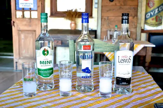 Greckie alkohole przy stole - ouzo, tsipouro, Metaxa i więcej
