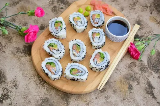 California sushi w domu - prosty przepis z krabem lub surimi