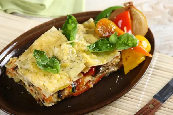 Lasagne idealna - przepis na zwartą, soczystą zapiekankę
