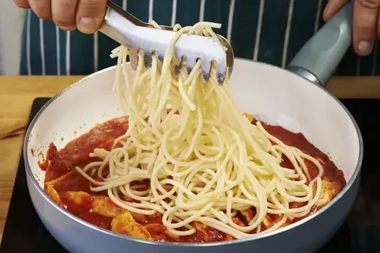 Przepis na spaghetti z kurczakiem, który zachwyci Twoich gości