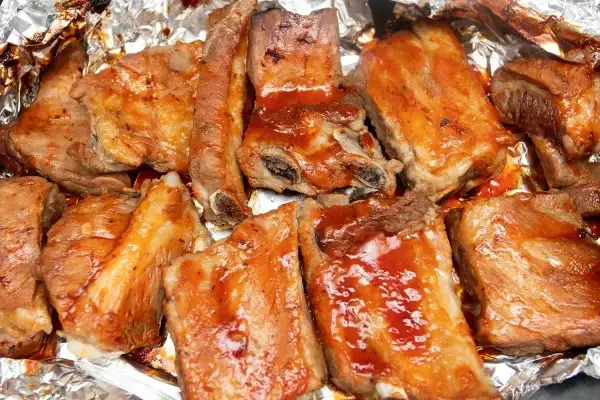 Duszone żeberka - przepis na miękkie mięso i idealny sos