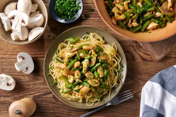 Smażony makaron - Jak zrobić idealny stir-fry i chrupiący spód?