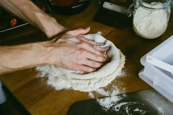 Jak rozwałkować ciasto na pizzę, by uniknąć przyklejania się?
