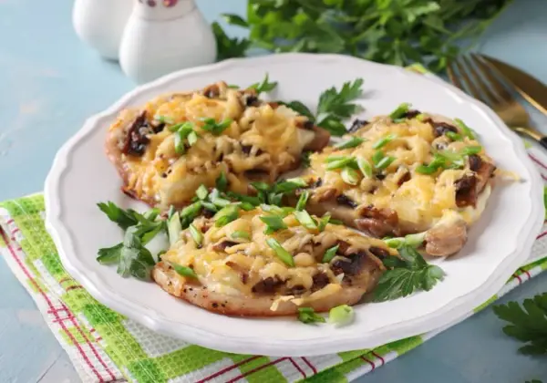 Schab pieczony z pieczarkami i serem - idealny przepis!