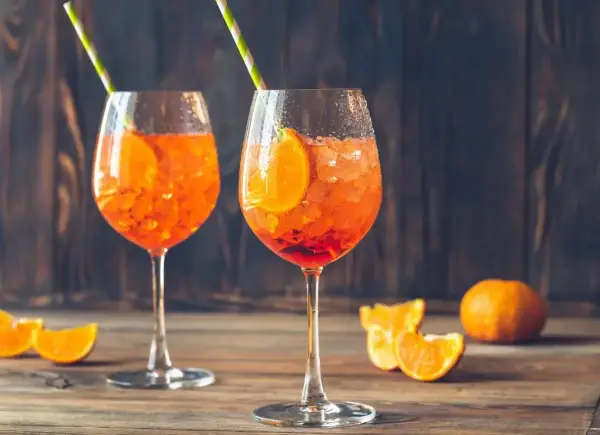 Aperol z czym pić? Sekrety idealnego Spritza i przekąsek