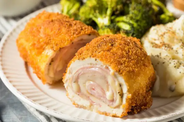 Kotlet po szwajcarsku - idealny przepis, by ser nie wypłynął