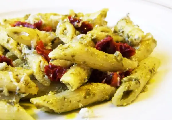 Makaron z pesto i suszonymi pomidorami - Idealny przepis!