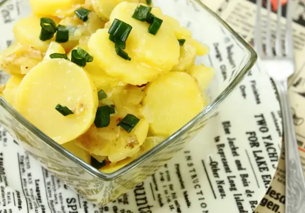 Kartoffelsalat - Prawdziwy przepis na niemiecką sałatkę!