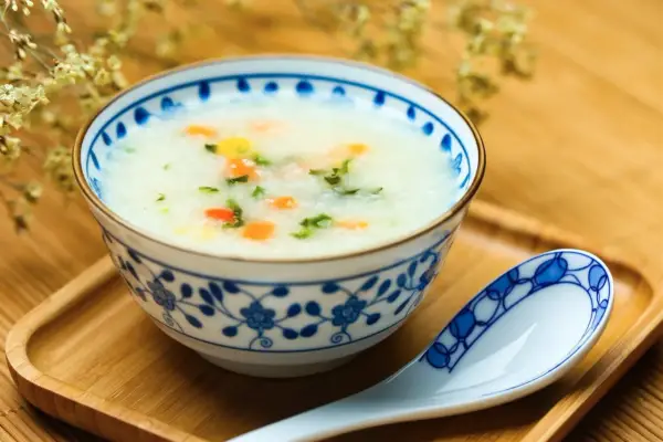 Congee, czyli azjatycki kleik ryżowy. Przepis i dodatki