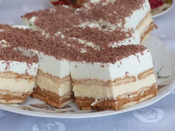 Ciasto bez pieczenia z budyniem i herbatnikami - Zrób idealne!