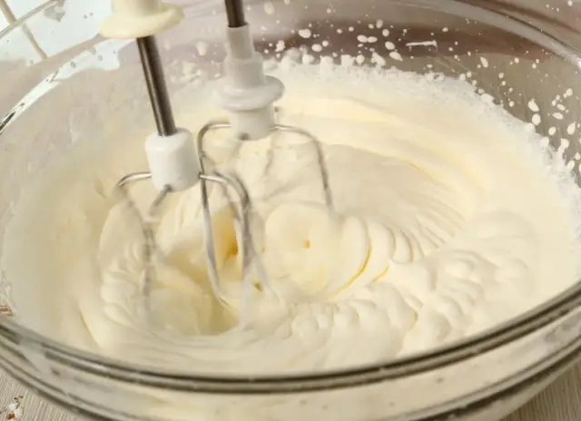 Ubity krem śmietankowy do tortu bez mascarpone, przygotowywany mikserem w szklanej misie. Idealna konsystencja dla każdego ciasta.