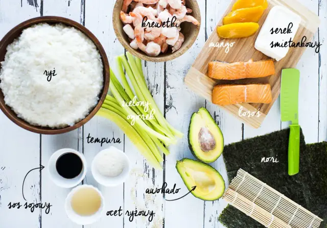 Składniki do sushi: ryż, krewetki, łosoś, awokado, mango, ogórek, serek śmietankowy, nori, sos sojowy, ocet ryżowy i tempura.