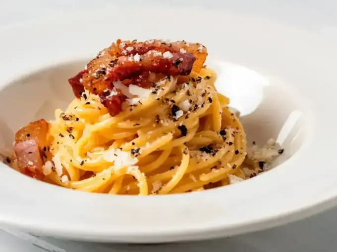 Spaghetti carbonara bez śmietany. Prosty przepis dla 2 osób