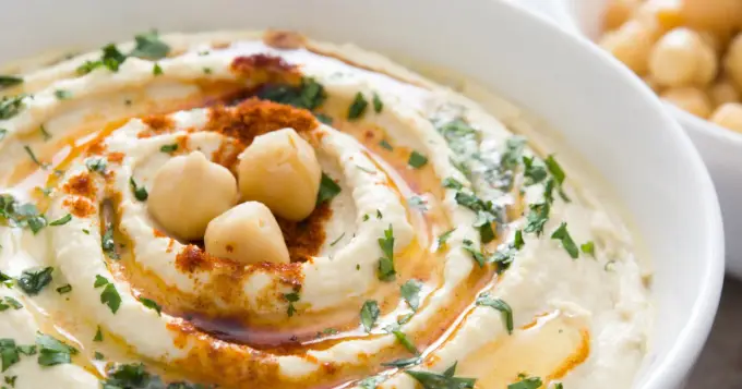 Hummus z ciecierzycy - jak uzyskać idealnie gładką pastę