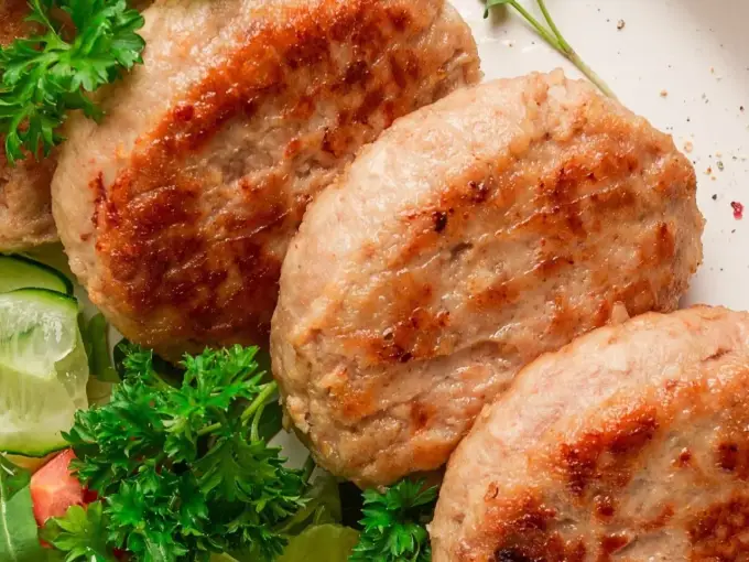 Soczyste kotlety z indyka - przepis na delikatny obiad
