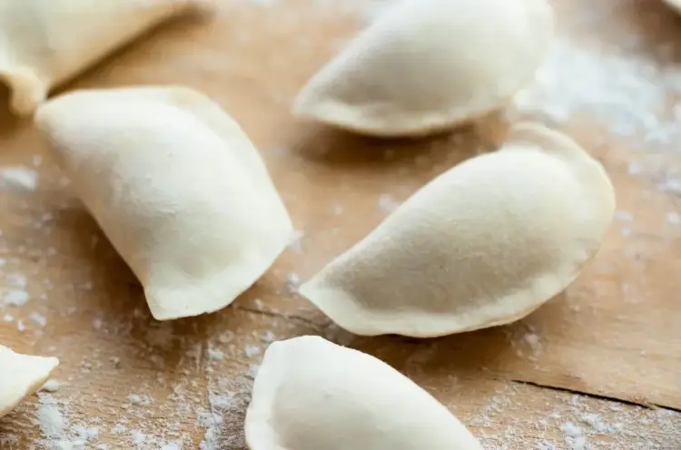 Ciasto na pierogi bez jajka, które nie pęka